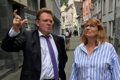 Niedrige Immobilienpreise locken Neubürger nach Altena, erklärt Andreas Hollstein der sächsischen Integrationsministerin Petra Köpping.