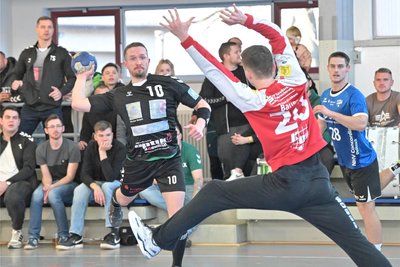 Christian Becher (l.), hier in der Partie gegen den ZHC Grubenlampe, und die Zwönitzer Handballer sind in Cunewalde gefordert.