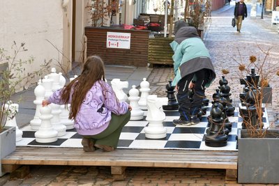 Das Straßenschachspiel in der Korngasse ist schon in Betrieb.
