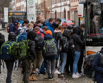 Eltern müssen für die Bus- und Bahntickets ihrer Schulkinder im Kreis wohl bald mehr bezahlen. Mittelsachsens Kreisräte würden es begrüßen, wenn der Kreis einen Teil der Mehrkosten trägt. 