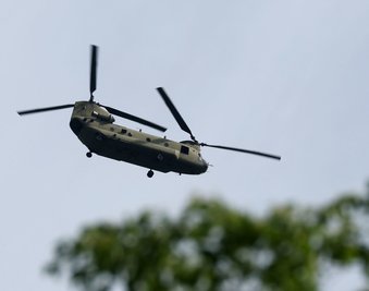 Helikopter Boeing der US Army über Lichtenstein in Richtung Westen