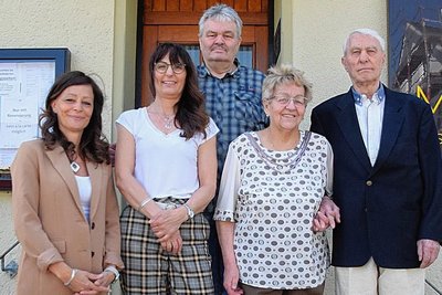Das Jubelpaar Dieter und Liane Dörfler mit seinen Kindern Frank, Kerstin und Ines (von rechts). Beim Fototermin verhindert waren Tochter Ilona und Sohn Andreas. 