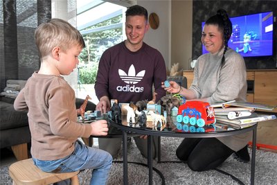 Glückliche Familie Matuschek aus Oberschöna. Sie haben für ihren Sohn eine wichtige Gesundheitsvorsorge getroffen.