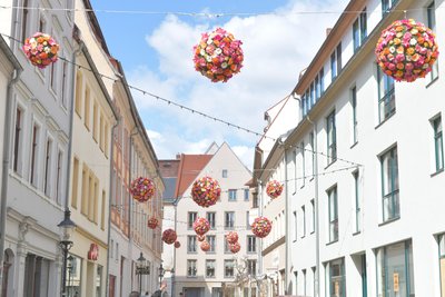 Frühlingsdeko in der Freiberger Korngasse.