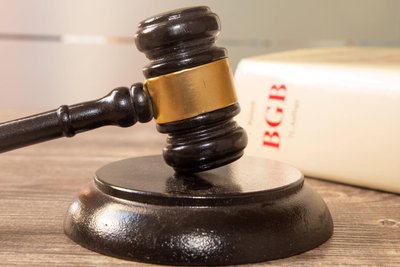 Der Richter kritisierte das Silodenken deutscher Behörden. Jahrelang kassierte die Steuerbehörde Geld aus dem illegalen Betrieb, ohne die Verstöße gegen das Aufenthaltsrecht zu beachten.