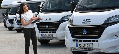 Beim Verleiher Horn-Caravaning kontrolliert Mitarbeiterin Lilia Surkowa-Jendrok die reservierten Fahrzeuge, die laut dem Firmeninhaber zu Beginn der Sommerferien bereits nahezu ausgebucht sind. 