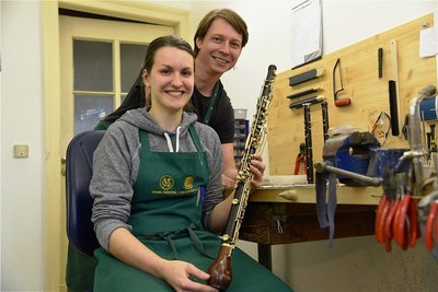 Freude über die Top-Ergebnis: Anna Möckel hat als Bundesbeste ihre Ausbildung abgeschlossen. Die Lehre absolvierte sie in der Firma Gebrüder Mönnig in Markneukirchen bei Meister Stefan Hartmann (rechts).