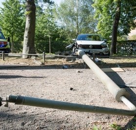 Diese Straßenlaterne hat ein VW gekappt.