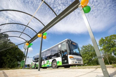 Wer vom Taltitzer Kreuz mit dem Bus abfahren will, kann sich jetzt unterstellen.
