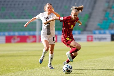 Kräftig rotiert: Vivien Endemann (r) war eine von acht neuen Spielerinnen in der deutschen Startelf.