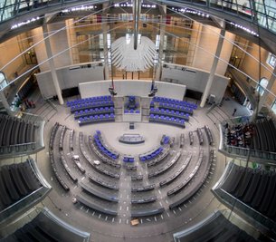  Der Plenarsaal des Bundestages - künftig werden sieben Parteien vertreten.            
