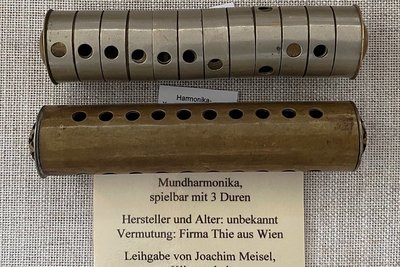 Runde Mundharmonikas im Harmonikamuseum Zwota, eine Leihgabe von Joachim Meisel aus Klingenthal. 