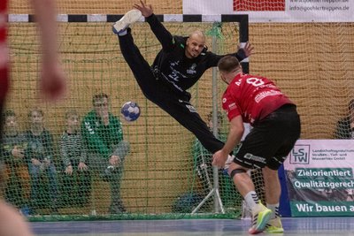 Überragender Rückhalt: Torhüter Tino Hensel war am Sonnabend der Garant für das Weiterkommen im Pokal. Der 38-Jährige wartete mit 20, teilweise spektakulären, Paraden auf und zog damit den HSV-Angreifern den Zahn.