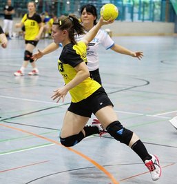 Alina Burkhardt vom HCAB erzielt in dieser Szene eines ihrer drei Tore gegen den TSV Zschopau.