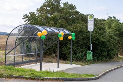 Die neue Überdachung wurde mit Luftballons geschmückt.