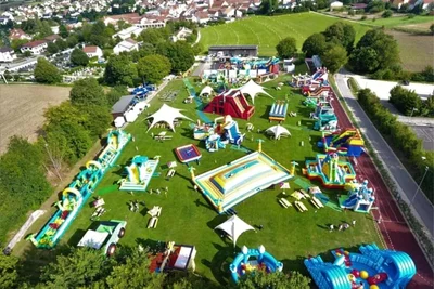 Blick auf das Tobeland auf einem Festplatz bei München - zentral zu sehen ist Europas größter Wabbelberg.