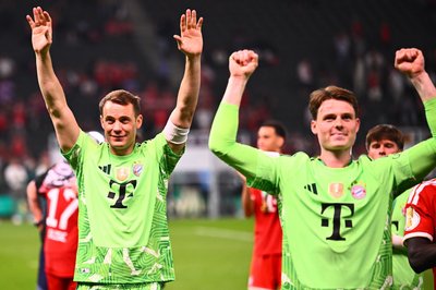 Manuel Neuer (l.) und Jonas Urbig (r.) feiern den Pokalsieg. 