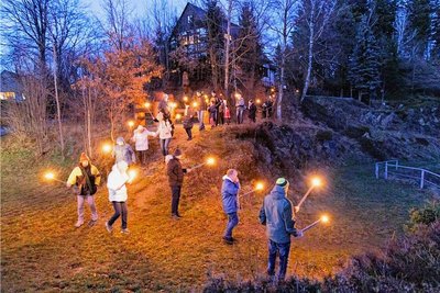 28 Gäste aus nah und fern nahmen am Freitagabend an der Fackelwanderung in Geyer teil. 