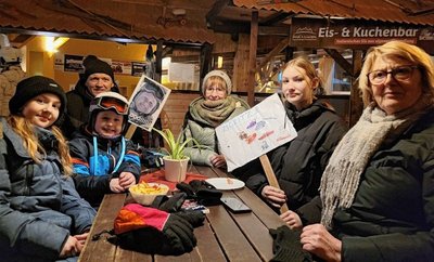 Moritz Reitberger (2. v. l.) vom SC Augustusburg hatte bei den Kreis-Kinder- und Jugendspielen sogar seinen eigenen Fanclub dabei. Mit Erfolg: Der Sechsjährige fuhr in der Altersklasse U 8 auf Platz 1. 