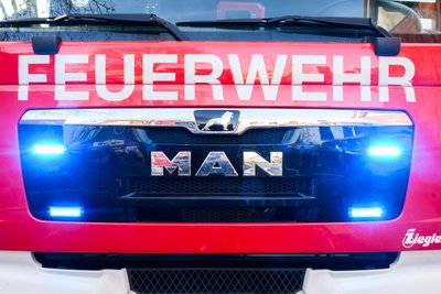 Die Feuerwehr musste am Sonntag wegen eines Mülltonnenbandes ausrücken.