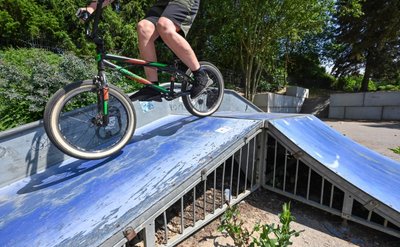 Voriges Jahr sind für 10.000 Euro Böschungen für BMX-Fahrer im Skaterpark Mohsdorf erneuert und eine Strecke asphaltiert worden. Nun soll die Anlage erweitert werden. Das hat der Stadtrat beschlossen. Dafür wird eine Machbarkeitsstudie erarbeitet. Wann gebaut wird, steht noch nicht fest. 