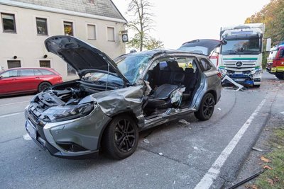 Ein Mitsubishi fuhr über die Kreuzung und prallte dabei mit einem Lkw zusammen.