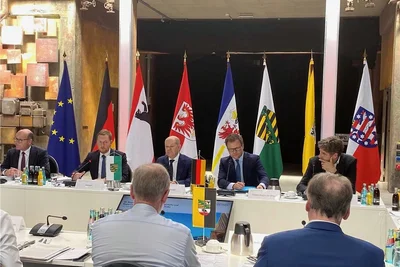 Bundeskanzler Olaf Scholz (3.v.l.) bei der Ministerpräsidentenkonferenz-Ost mit Sachsens Ministerpräsident Michael Kretschmer (2.v.l.) und dem Ostbeauftragten Carsten Schneider (2.v.r.). Neben ihm der Beauftragte für den Mittelstand, Michael Kellner.