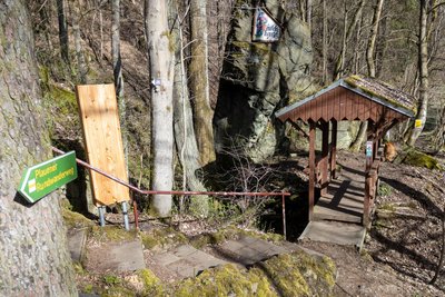 Die „Teufelskanzel“ im Elstertal. Unweit davon befindet sich eine gesperrte Fußgängerbrücke.