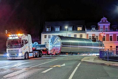 Schwerlasttransporter bugsierten die riesigen Silos durch bis ins Vogtland. Im Bild ist ein Transport an der Adorfer Elsterbrücke nahe der Firma Naue zu sehen. 