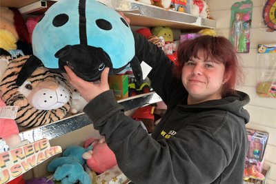 Emy Sophy Rentzsch aus Chemnitz ist im Bereich der Losbude tätig.