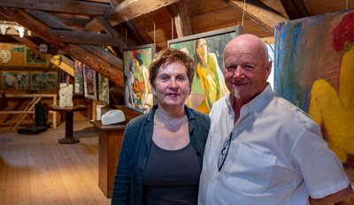 Freuen sich, dass sie nach langer Corona-Zwangspause auf ihrem Hermergut in Mildenau endlich wieder Kunst öffentlich zeigen und so zu Begegnungen einladen können: Ria und Harry Meinel. Beide haben über viele Jahre erfolgreich drei Hotels in der Region geführt. 