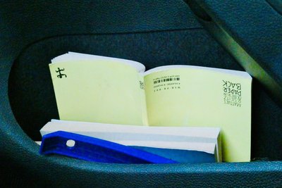 In der Beifahrertür liegt das aufgeschlagene Buch, das ich lese, wenn ich irgendwo auf einem Parkplatz auf jemanden warte.