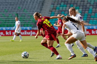 Ihr Eckball leitete das 1:0 ein: Klara Bühl (l).
