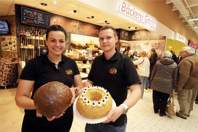 Die Verkaufsleiter Lisa Back und Julien Gerlach bieten in der neuen Filiale im Kaufland am Bebelplatz in Freiberg noch mehr als Brot und Kuchen an.