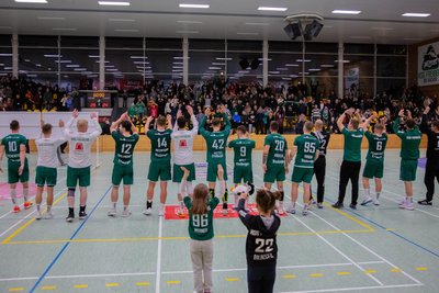 Krimi mit Happy End: Auch wenn spielerisch einige Wünsche offen blieben, wurden die HSG-Männer am Sonnabend von ihren Fans gebührend gefeiert.