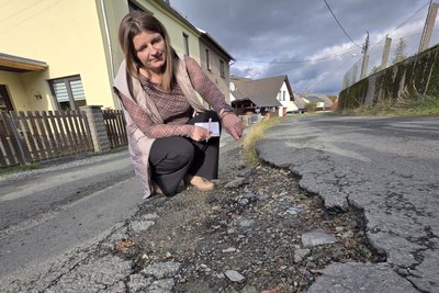 Ortsvorsteherin Sindy Prager an einem Seitenarm der Talsperrenstraße in Planschwitz: Der schlechte Zustand liegt auch an Brummis, die sich durch doppelte Straßennamen hierher verirrten.