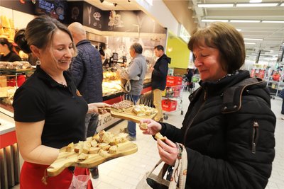 Kundinnen und Kunden nehmen das neue Angebot der Bäckerei Göpfert im Freiberger Kaufland am Bebelplatz wahr.