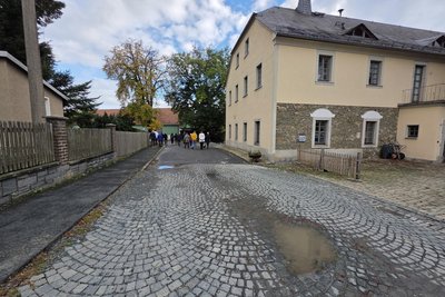 An Straße und Innenhof des Rittergutes Planschwitz - öffentliche Bereiche im Besitz der Kommune - bilden sich nicht nur Pfützen, sondern bei Starkregen kommt es auch zu Hochwasser in angrenzenden Privatgrundstücken.