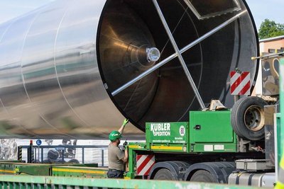 Die Behälter sind 15 und 25 Meter hoch und haben einen Durchmesser von 4,20 Metern.