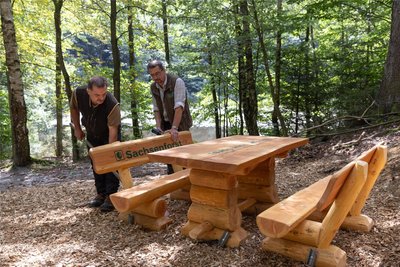 Bernd Barthel (l.) und René Lehmann haben für den Sachsenforst unter anderem diese Sitzgruppe am Buschmühlenteich bei Gelenau aufgebaut. Der Abtwald, in dem sich auch der Buschmühlengrund befindet, ist ein beliebtes Ausflugsziel.