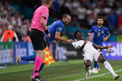 Chiellini hat Saka am Schlafittchen. 