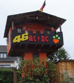 Der 2010 errichtete Nachfolge-Bau. Die Geschwister Isis (l.) und Bruno sind wie ihre Eltern Fans der Hard-Rock-Band ACDC und schwärmen für Motorradrennfahrer Valentino Rossi - Startnummer 46!