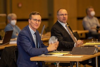 Tobias Kämpf (vorn) hat am Dienstag seinen Eid als Kulturbürgermeister geleistet. Er macht die Führungsriege im Rathaus komplett. 