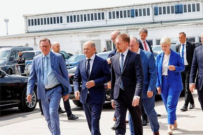 Ankunft von Bundeskanzler Olaf Scholz (Mitte) am Kraftverkehr. Er wird begleitet von Bodo Ramelow (links) und Michael Kretschmer.