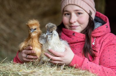Nadine Petukat ist Hühnerzüchterin aus Leidenschaft. Ihr Hühnervolk muss schön bunt sein. Jedes Tier ist für sie einzigartig, wie auch die: Zwergseidenhühner Elsa und Emmchen. 