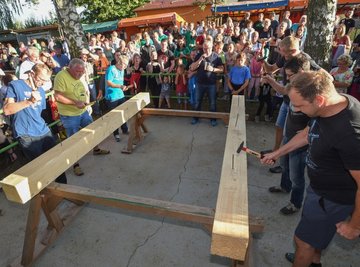 Das Wettnageln war auch beim bislang letzten Dürrengerbisdorfer Teichfest 2019 ein Zuschauermagnet.