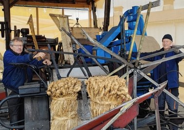 Horst Glöckner (links) und Lothar Eckardt bei den letzten Arbeiten an den Maschinen. 