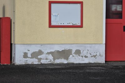 Bevor der Schaden größer wird: Am Feuerwehrhaus in Planschwitz sind Arbeiten am Sockel erforderlich.