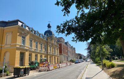 Jugendkunstschule Frankenberg (links): In der Humboldtstraße hält man sich dank des Friedensparks und einiger Straßenbäume gern draußen auf.