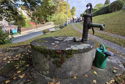 Einen der drei Brunnen am unteren Dorfplatz wollen die Planschwitzer seit Jahren reparieren lassen. Eine Firma hat sich dafür noch nicht gefunden.